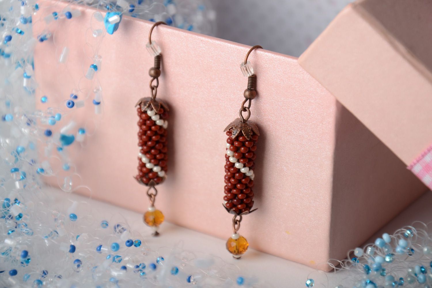 Boucles d'oreilles en perles de rocailles brun-blanc à pendeloques faites main photo 1