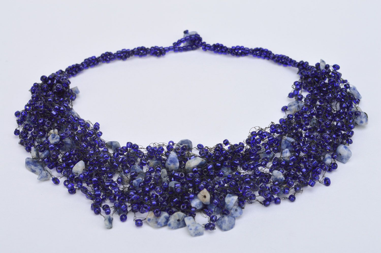 Blaues geflochtenes Collier aus Glasperlen und Korallen künstlerisch massiv handmade foto 2