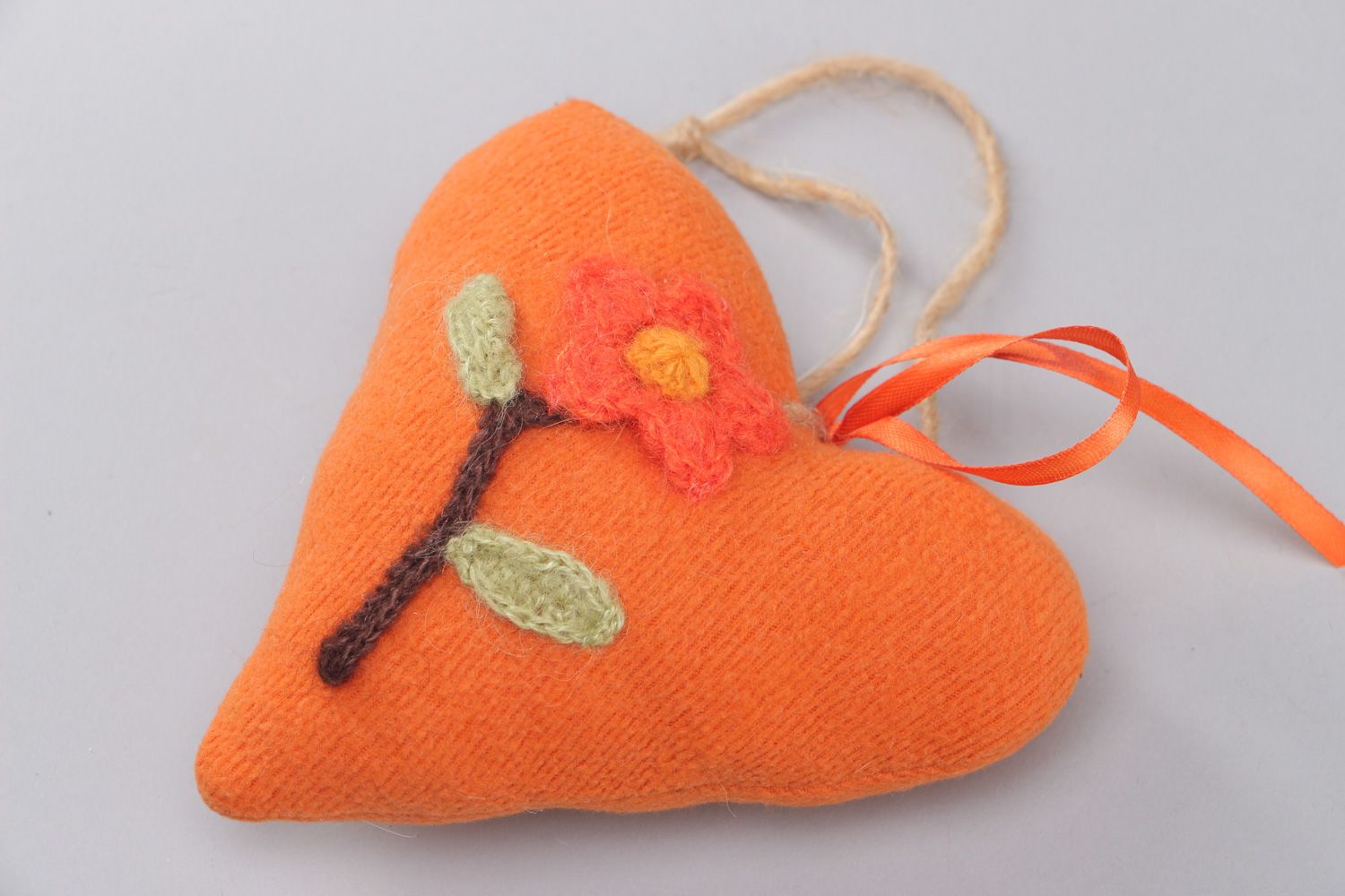 Suspension décorative Coeur en tissu avec fleur tricotée et boucle faite main photo 1