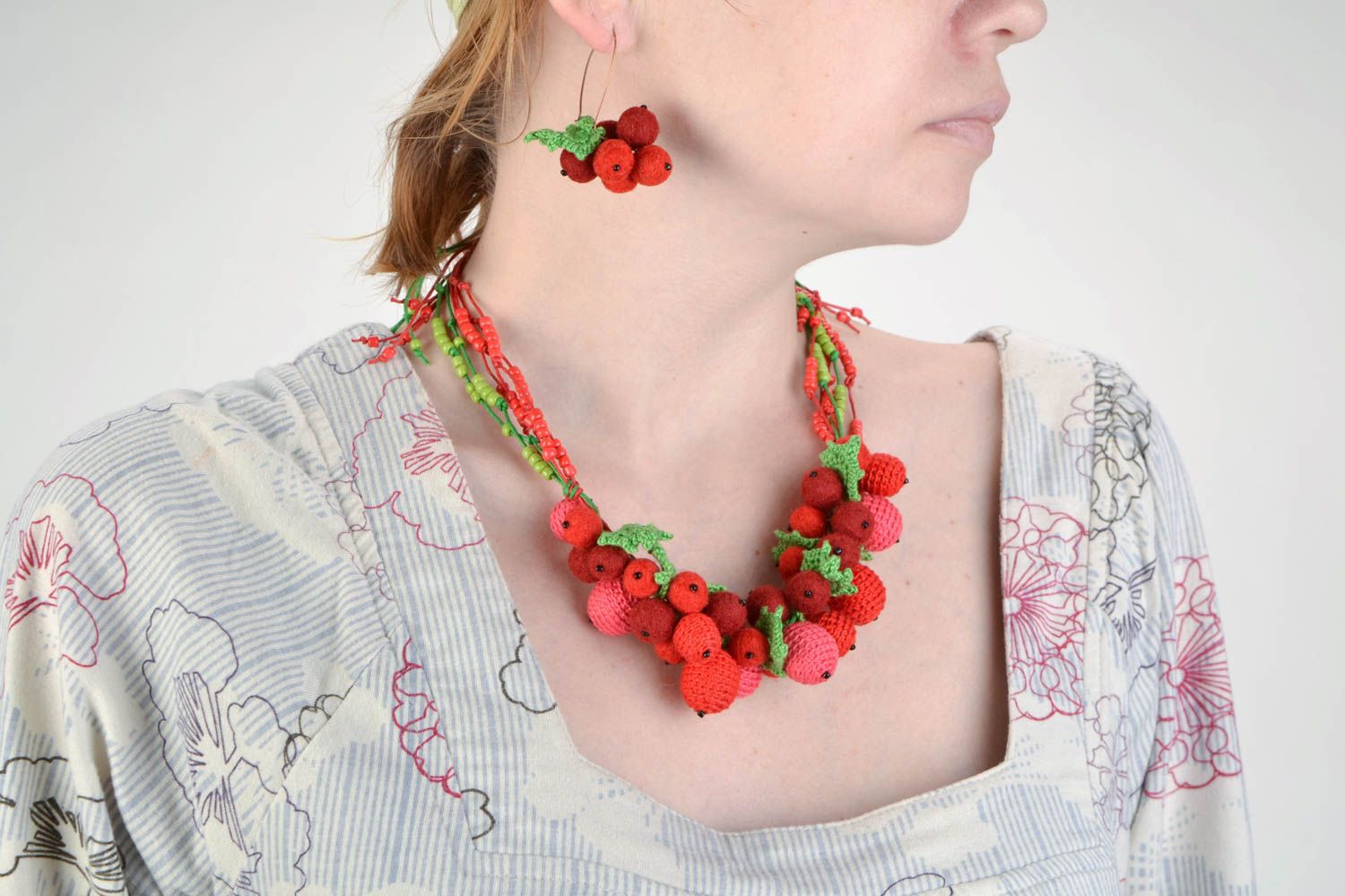 Conjunto de bisutería de abalorios artesanal de collar y pendientes rojos foto 1