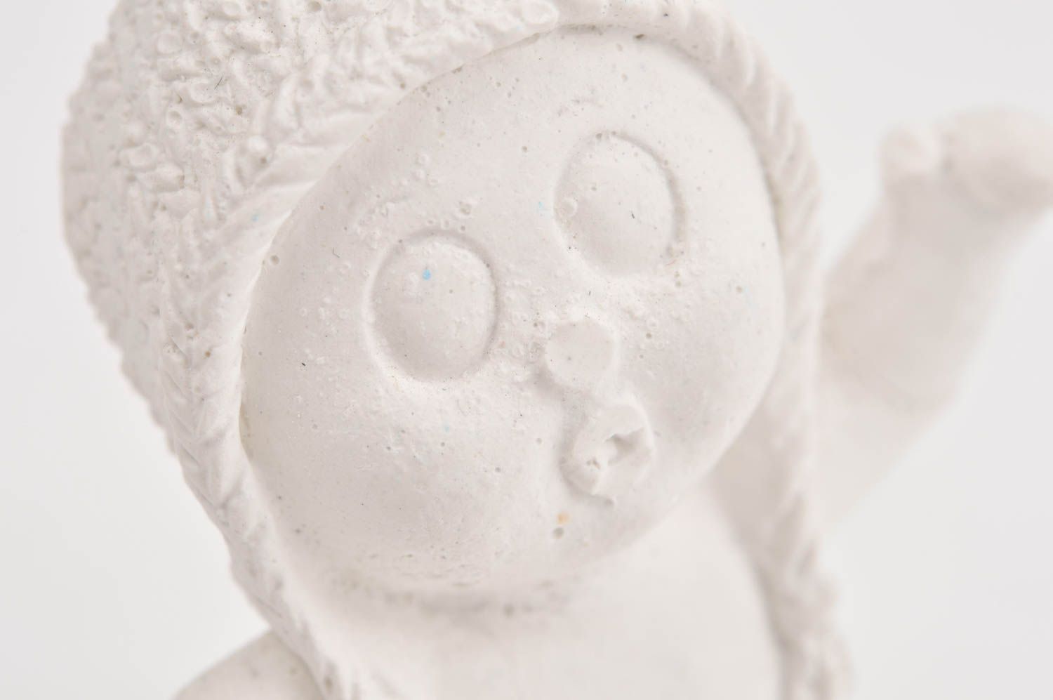 Figura hecha a mano de yeso blanca figuras de niño decoración de interior  foto 5