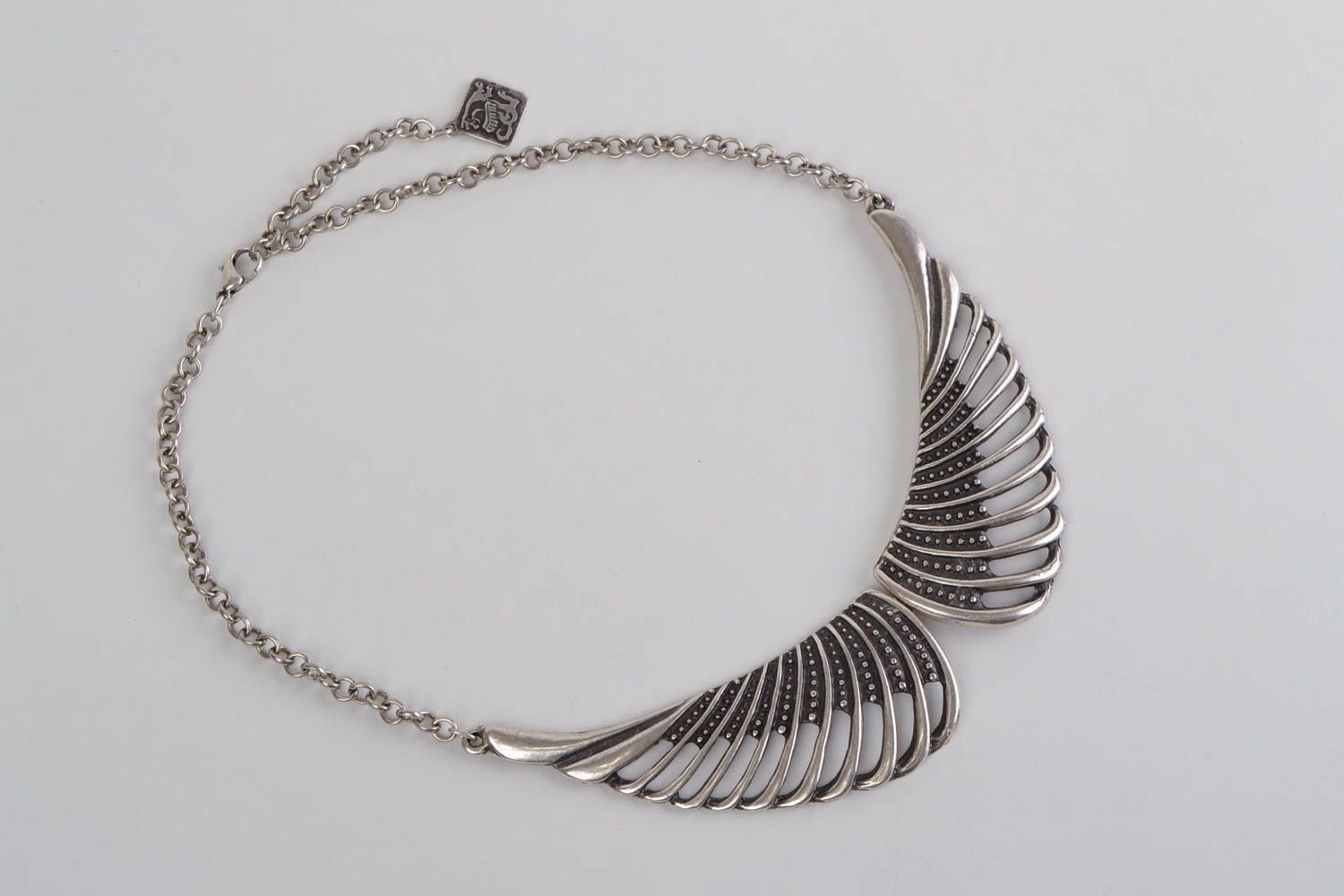 Collar de metal artesanal con alas de color plata original calado foto 2