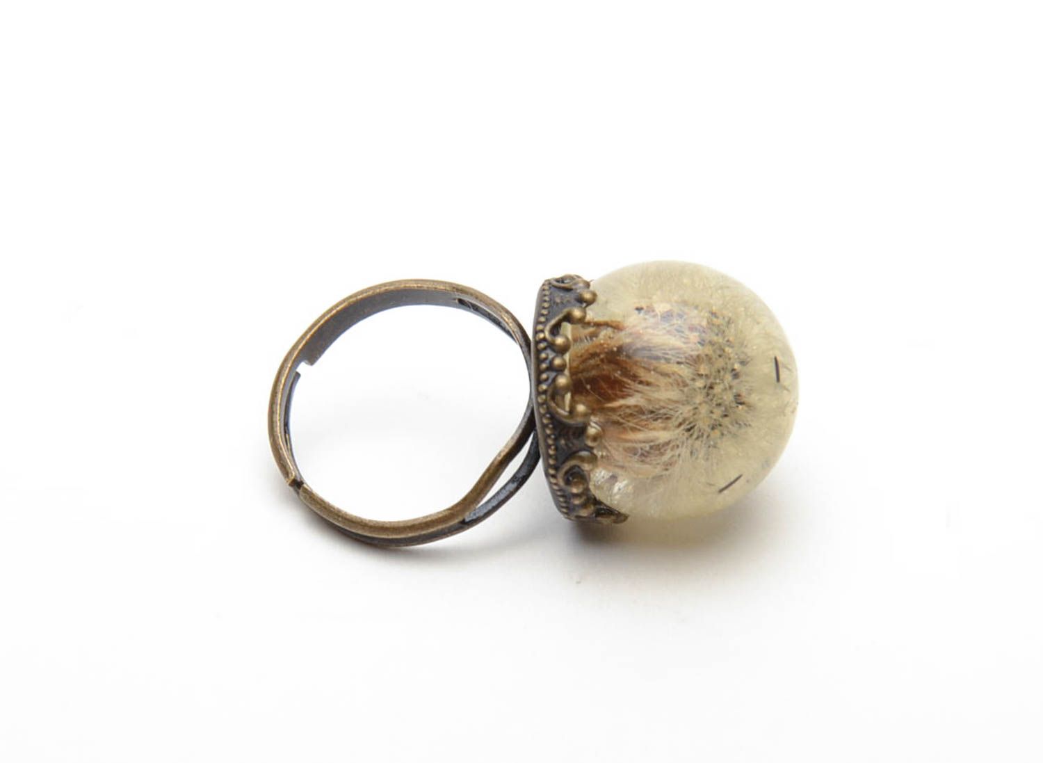 Бронзовый перстень с настоящим одуванчиком в эпоксидной смоле фото 3