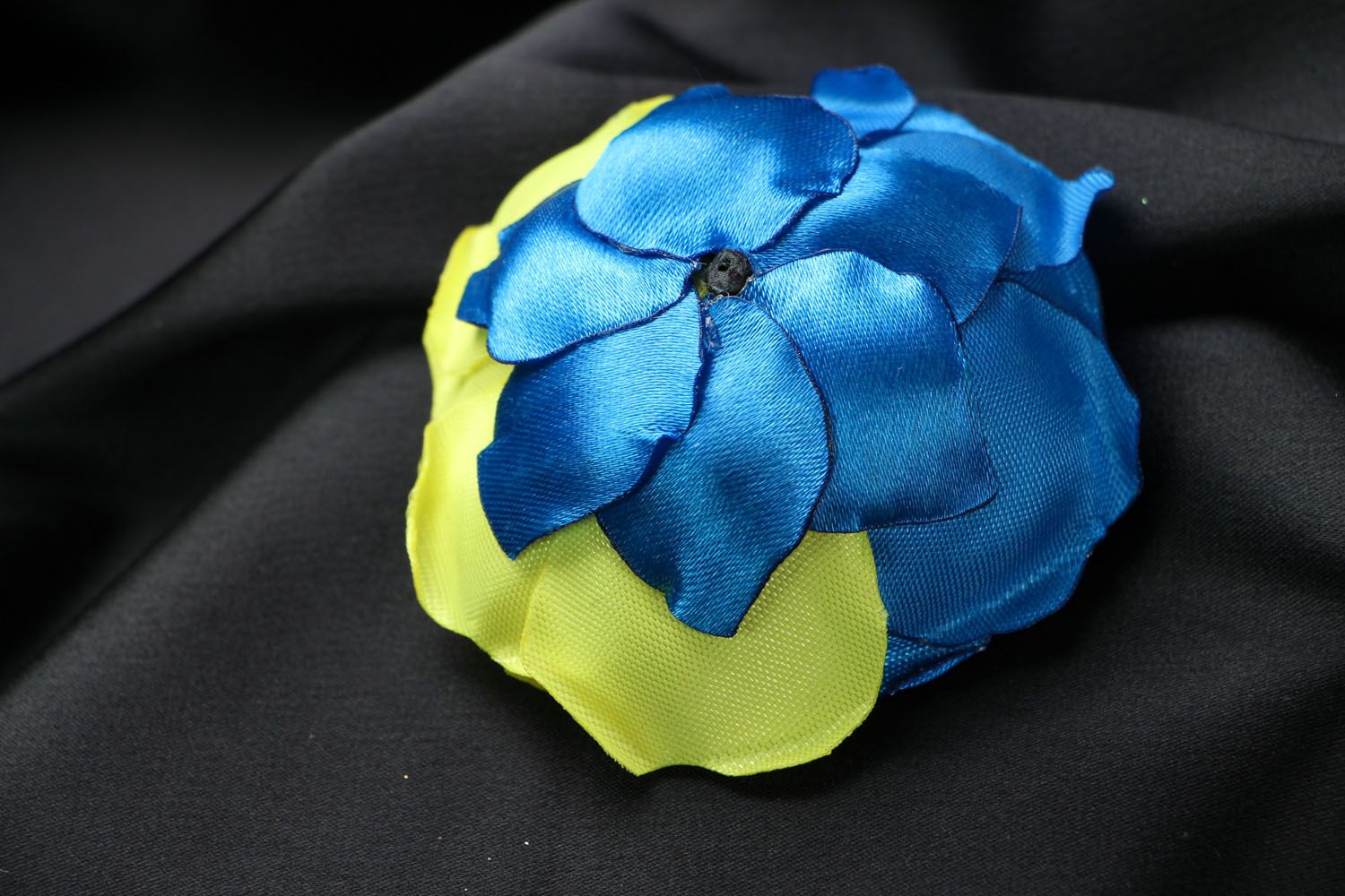 Broche artesanal têxtil Rosa amarela-azul  foto 3