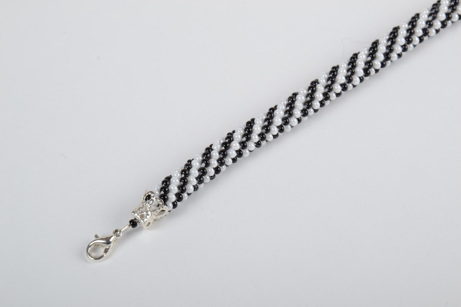 Наручный браслет из чешского бисера черно-белый жгут ручной работы женский фото 3