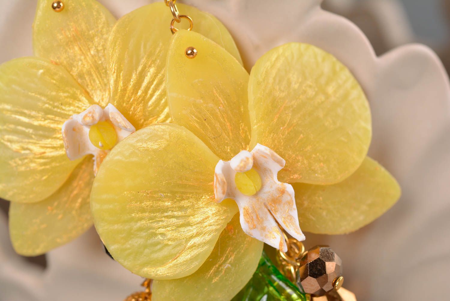 Schöne gelbe Ohrringe aus Polymerton Orchideen handgemacht künstlerisch  foto 2