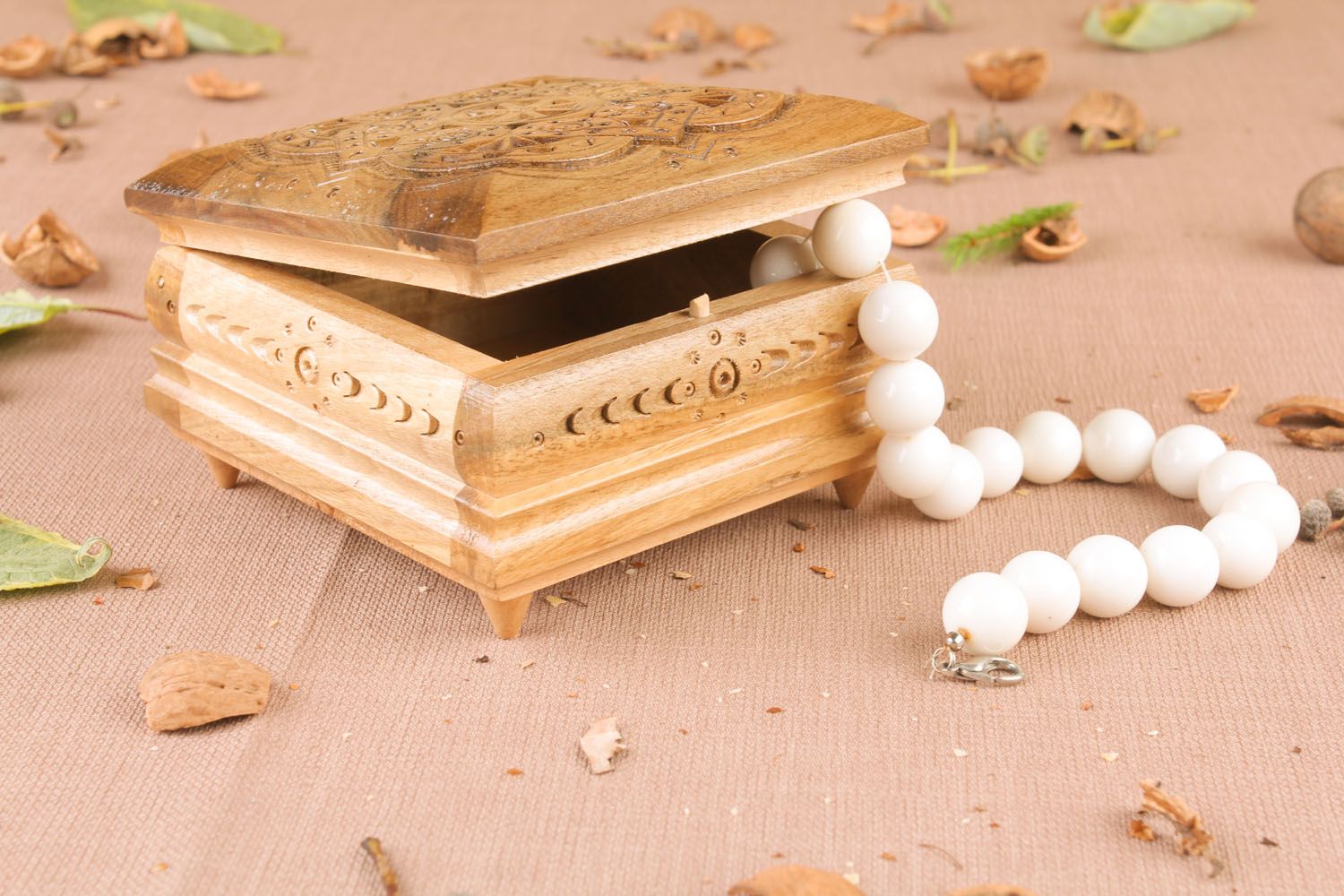 Caixinha para jóias de madeira de nogueira com entalhe artístico  foto 5