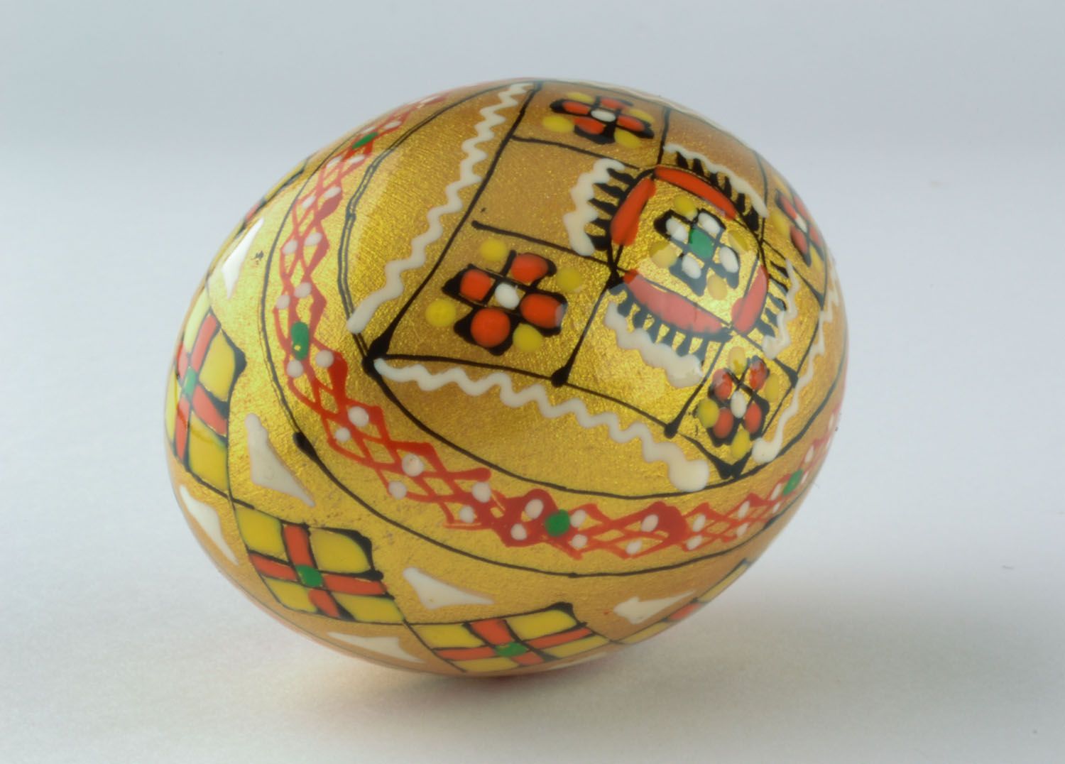 Ovo de madeira pintado à mão para Páscoa em cor de ouro  foto 4