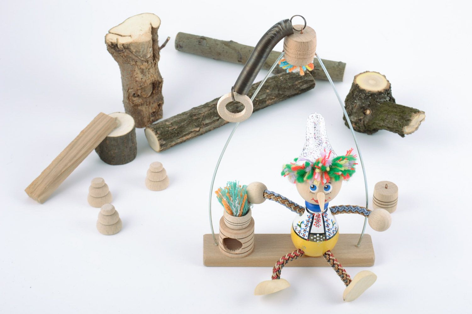 Juguete de madera hecho a mano ecológico Niño en banco foto 1