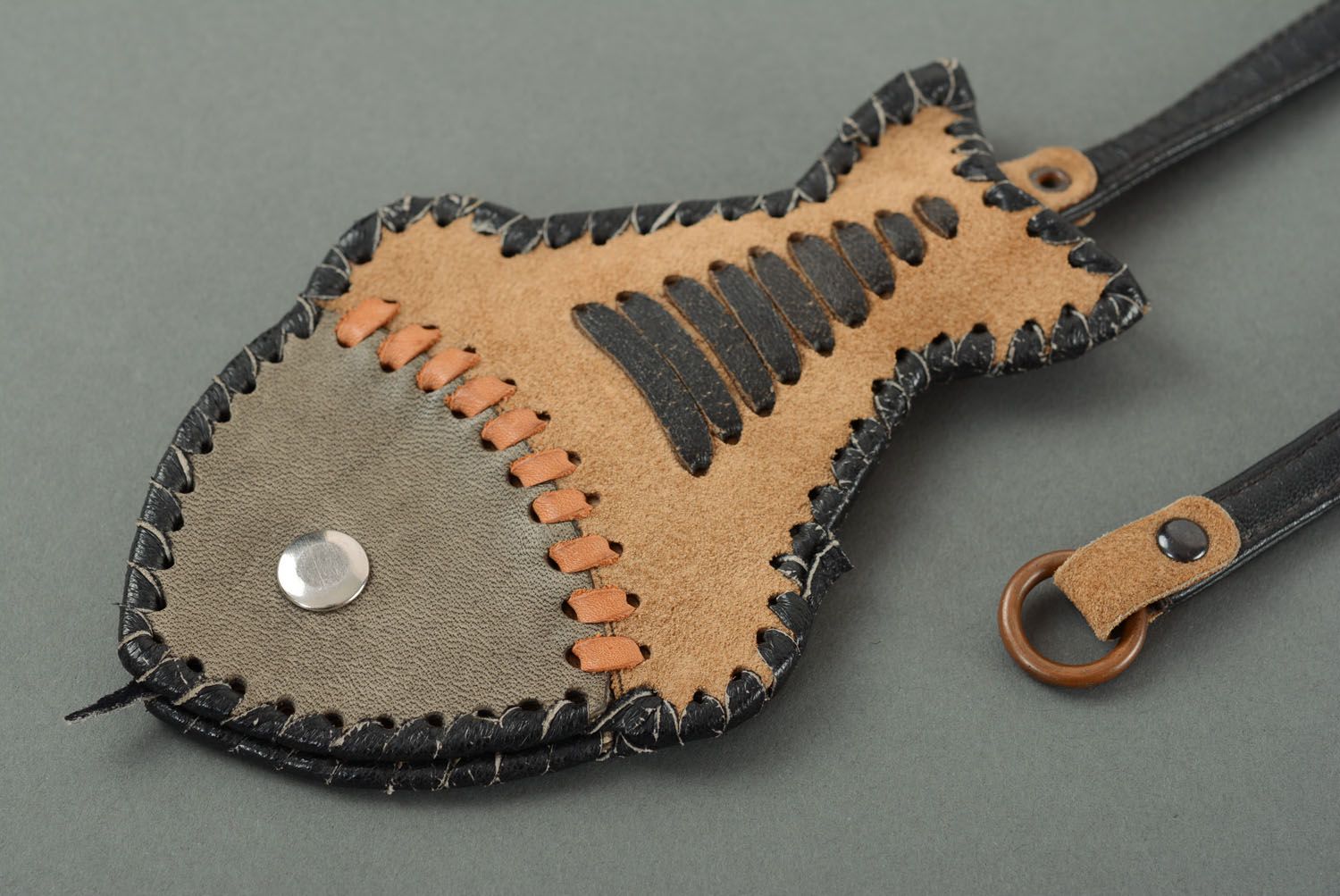 Leather fish-shaped key case photo 4