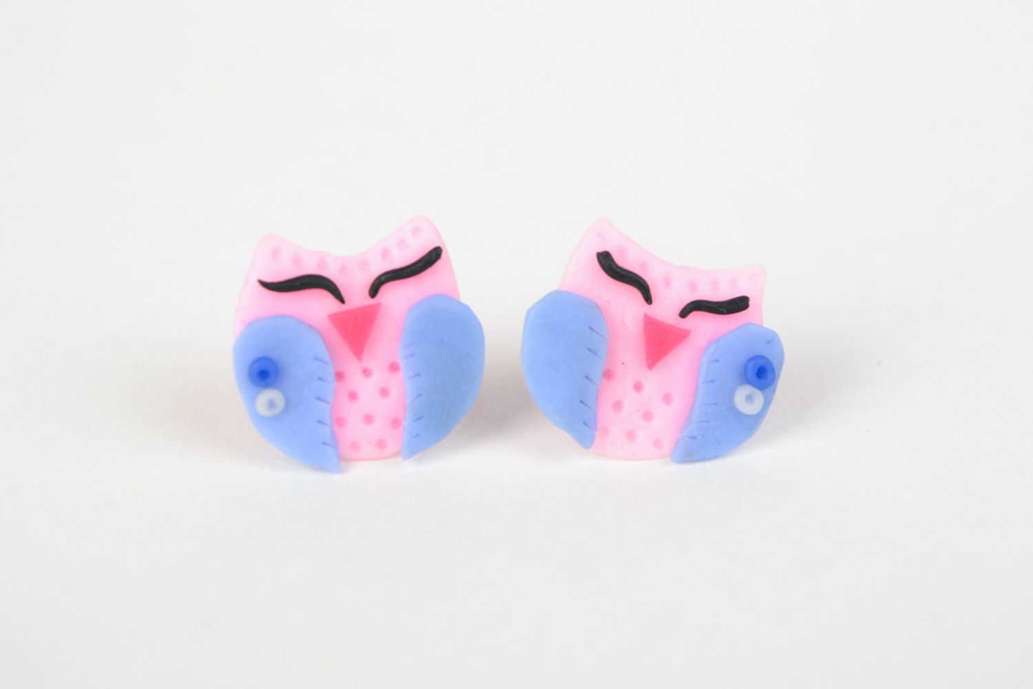 Bunte schöne kleine Ohrringe aus Polymerton in Form der Eule Handarbeit foto 3
