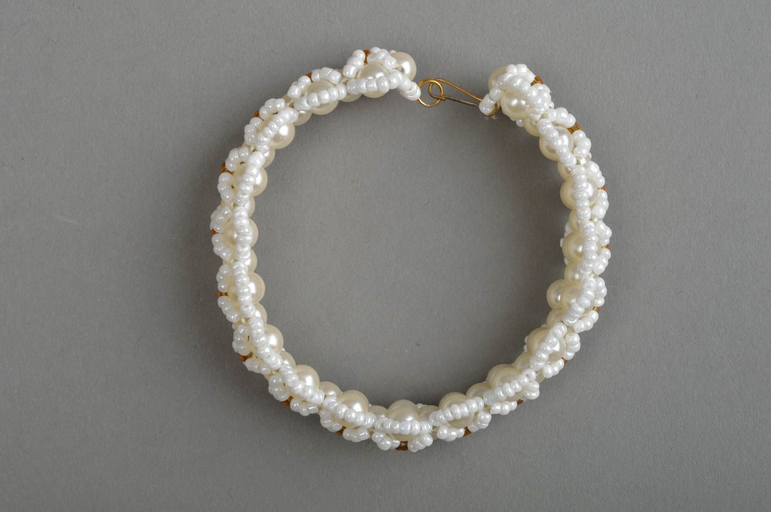 Bracelet en perles de rocaille et perles d'imitation fait main blanc élégant photo 2