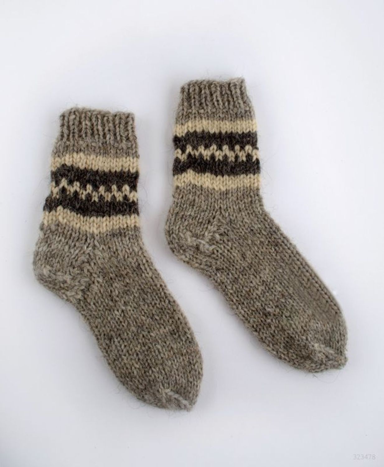Grey men's socks made of wool photo 2