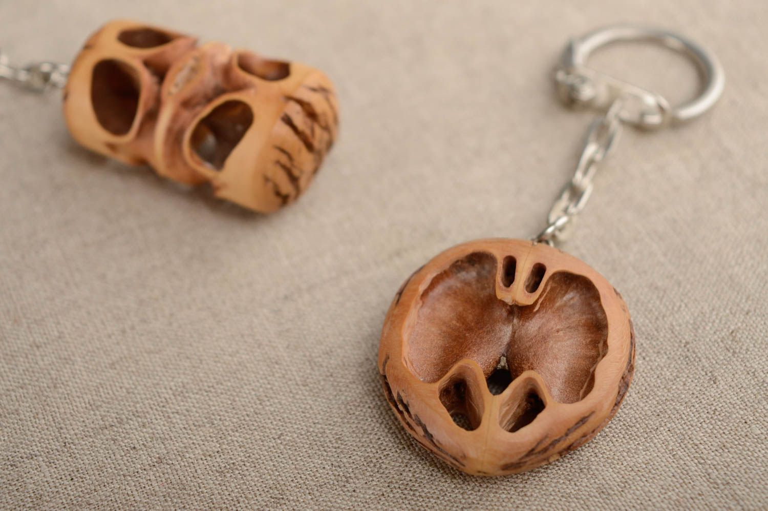 Porte-clés en noix insolite fait main marron avec fourniture métallique photo 4