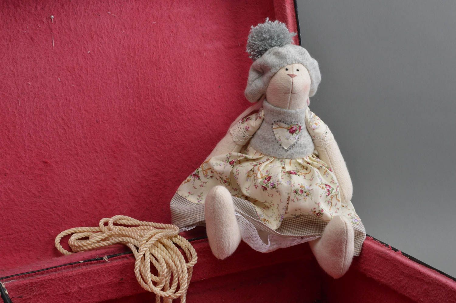 Peluche lapine en coton naturel vêtue de bonnet et robe faite main pour enfants photo 1