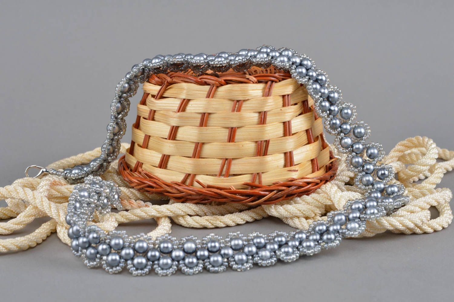 Серебристое ожерелье из бисера и бусин ручной работы оригинальное нарядное фото 5