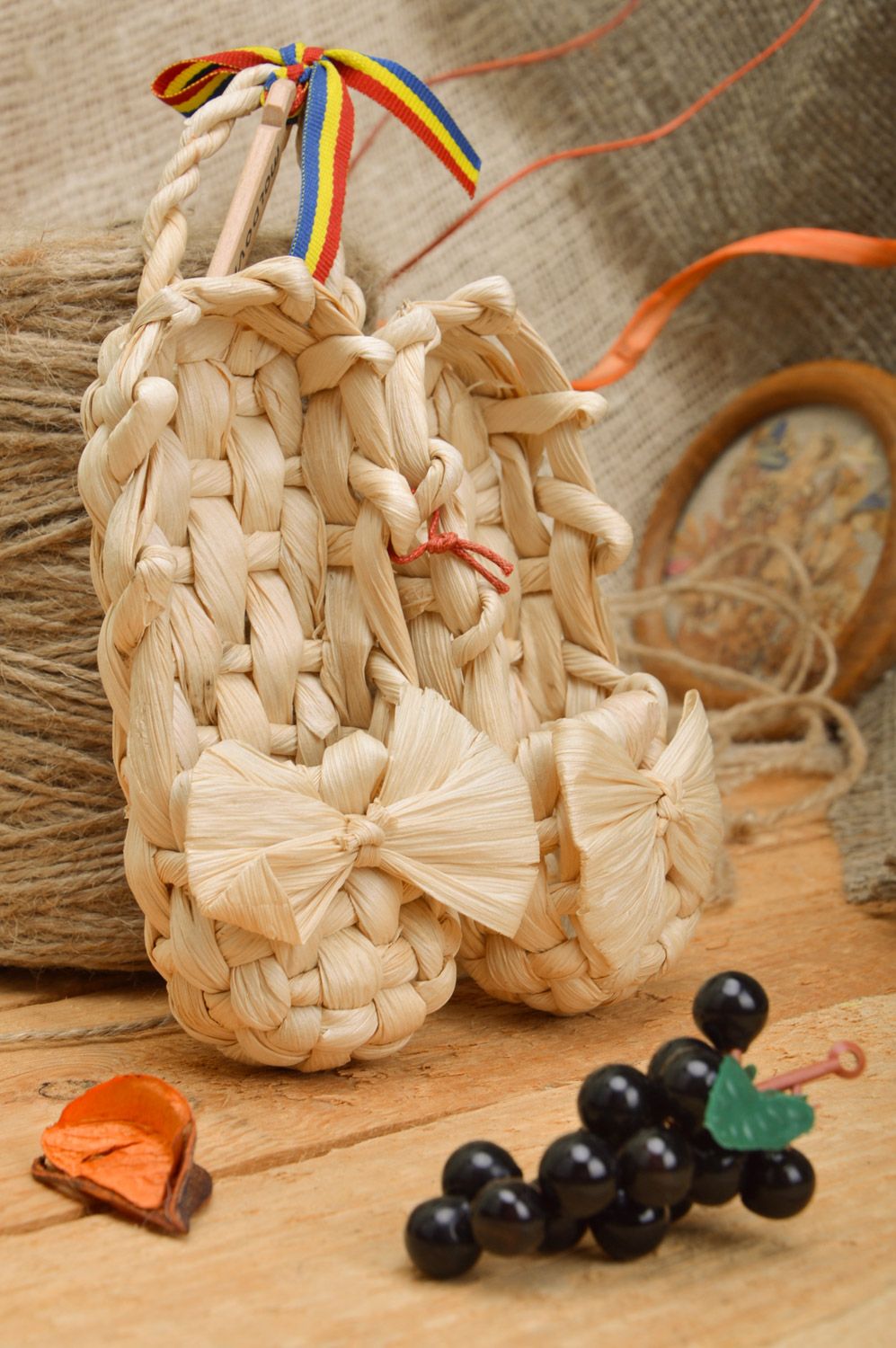 Deko Interieur Anhänger handmade aus Stroh in Form von traditionellen slawischen Schuhen Lapti foto 1