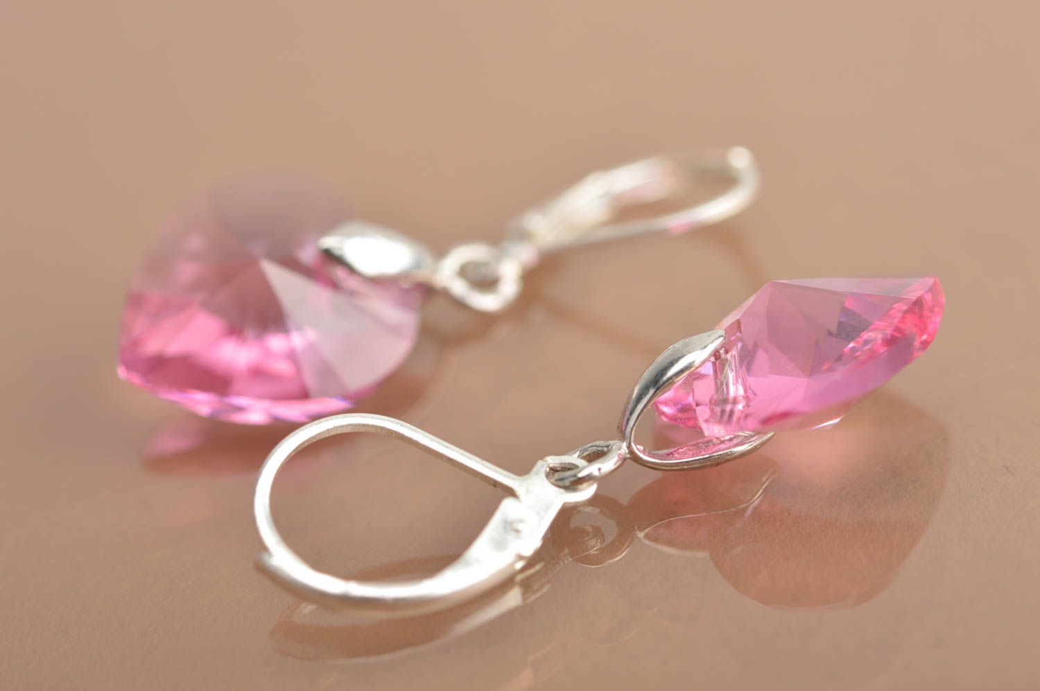 Серьги с кристаллами в виде сердечек розовые нежные изысканные ручной работы фото 5