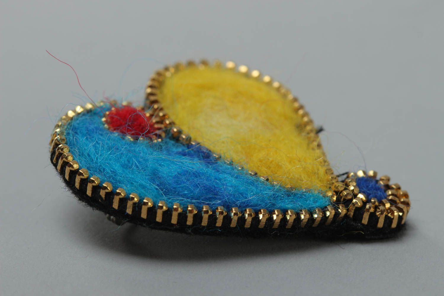 Broche de lana de fieltro artesanal con forma de corazón azul amarillo  foto 3