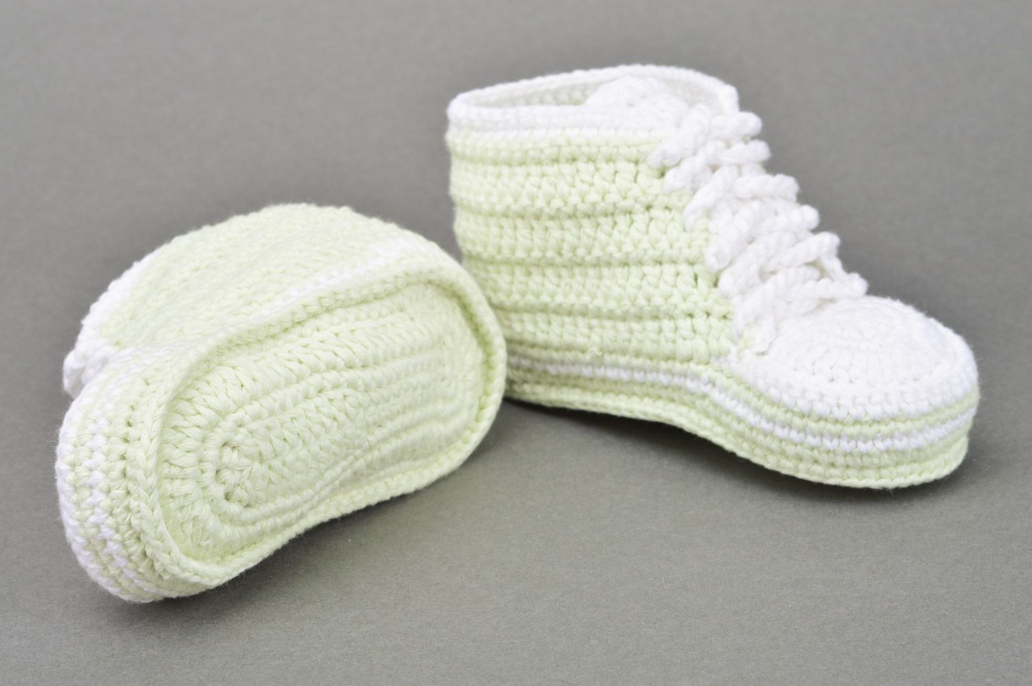 Hellgrüne handgemachte Babyschuhe gehäkelt aus Baumwolle in Form von Sportschuhen foto 5