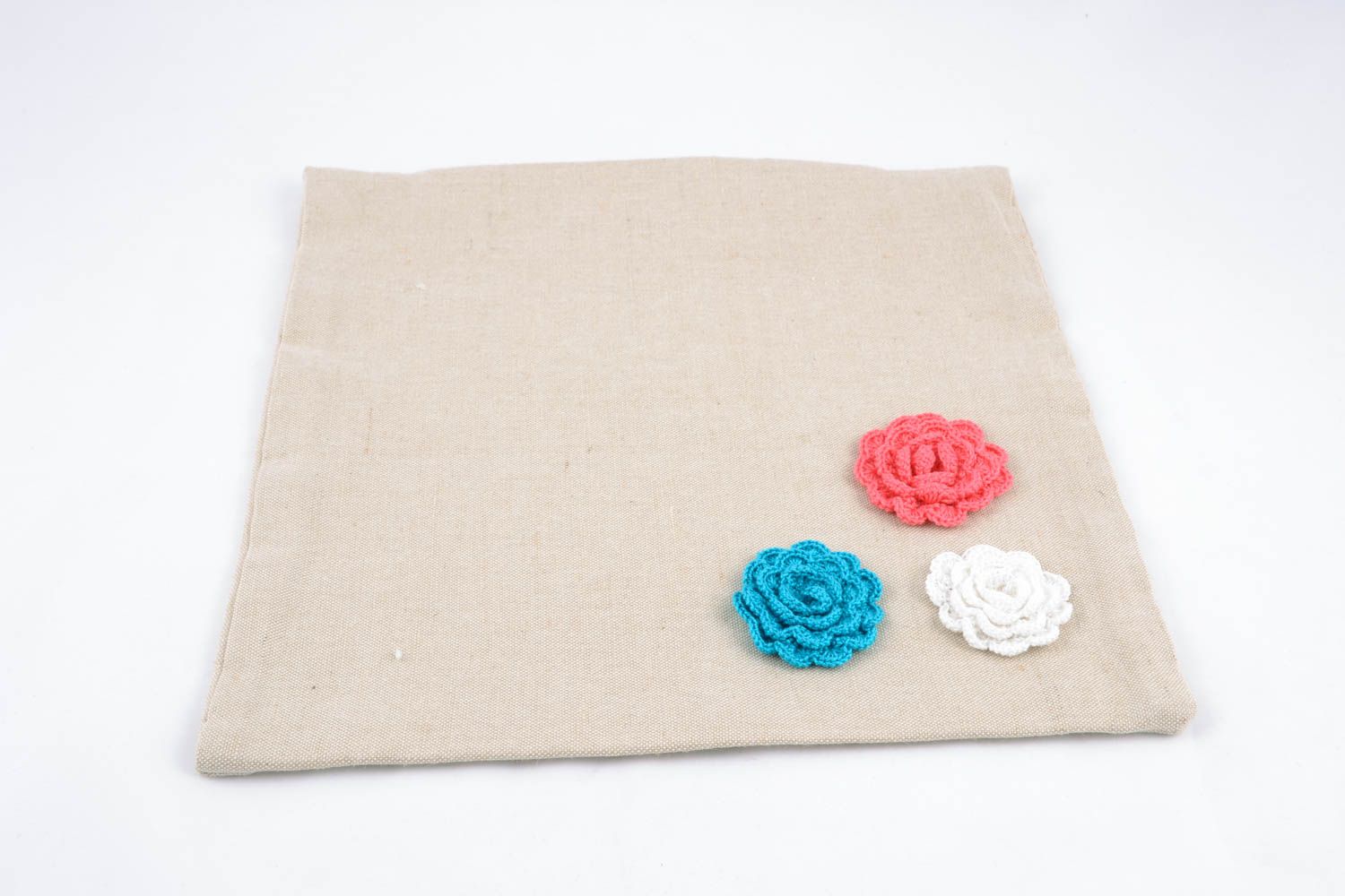 Taie d'oreiller en tissu décorée de fleurs tricotées  photo 2