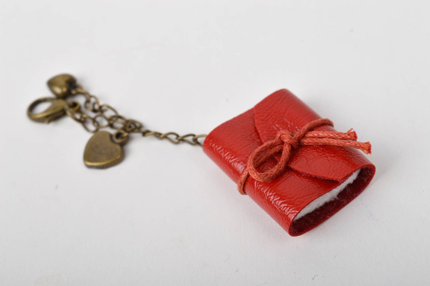 Porte-clés fait main Accessoire design petit bloc-notes rouge Cadeau original photo 3