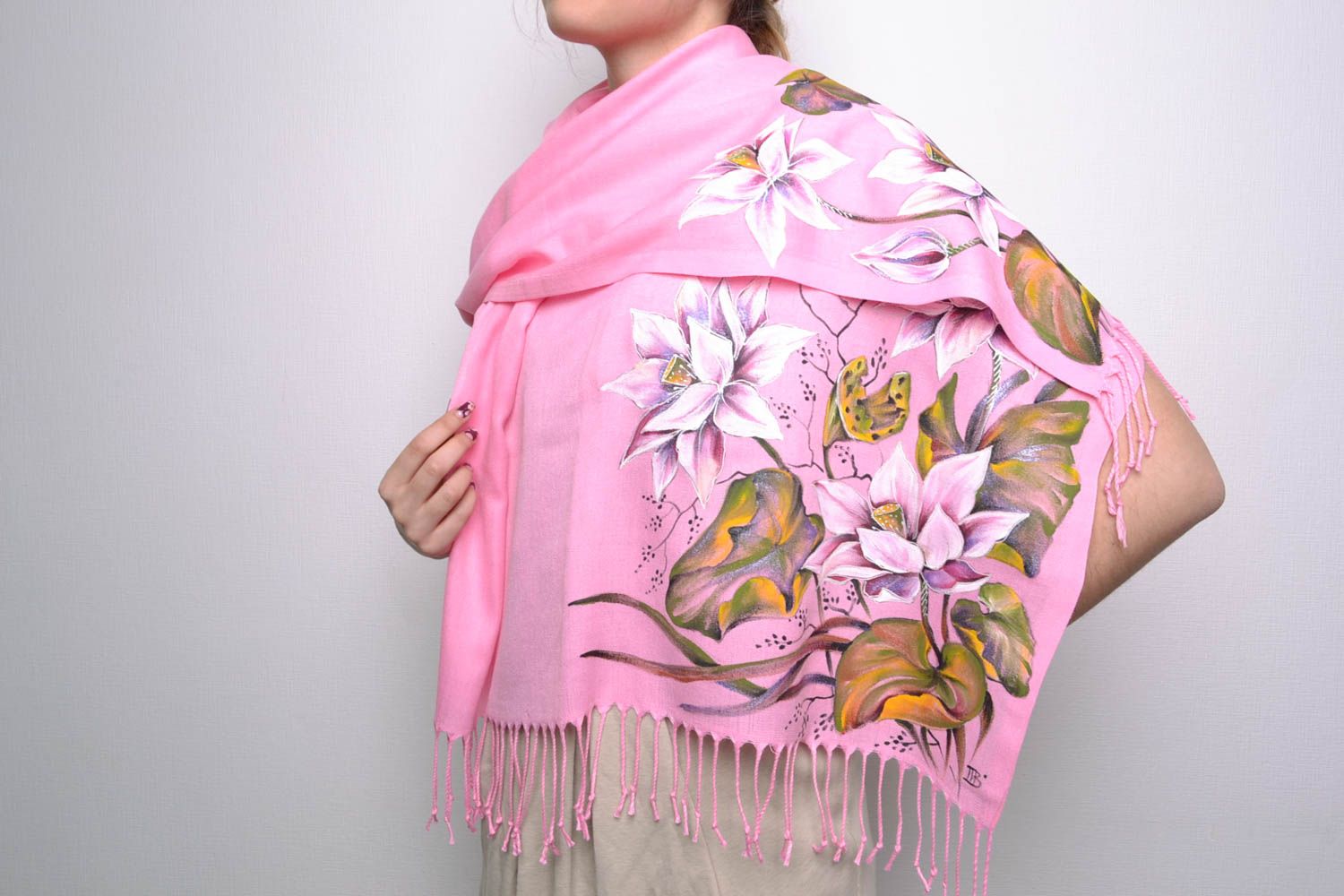 Розовый шарф из кашемира с росписью акриловыми красками по ткани Лилии фото 1
