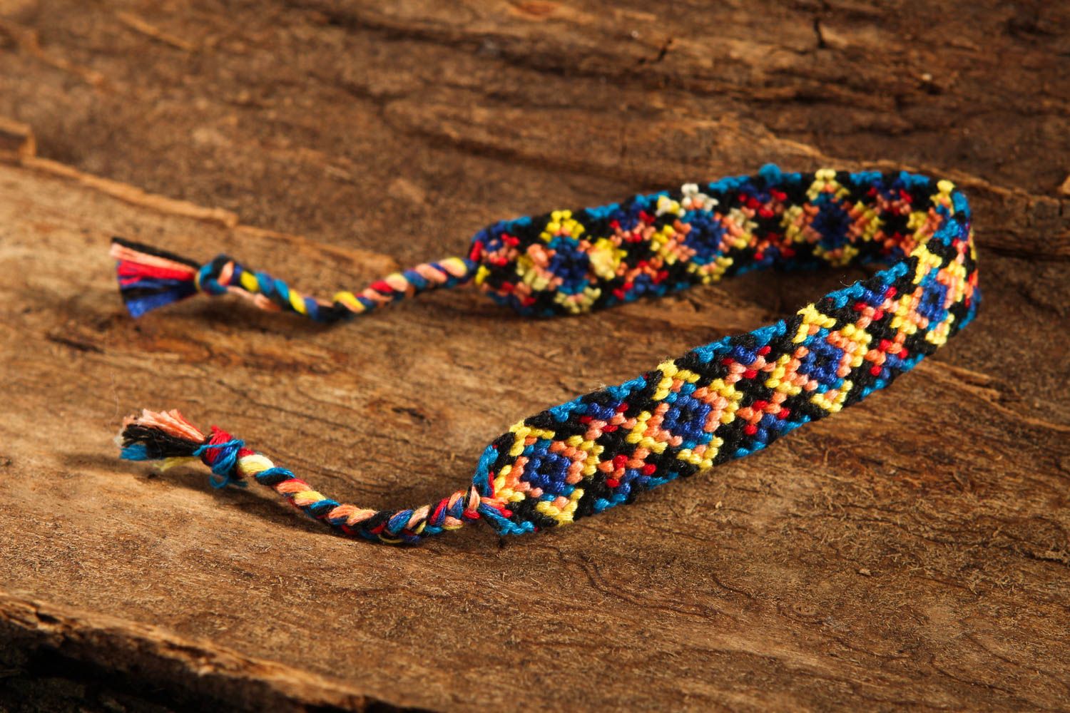 Bracelet multicolore Bijou fait main tressé en fils moulinés Cadeau femme photo 1