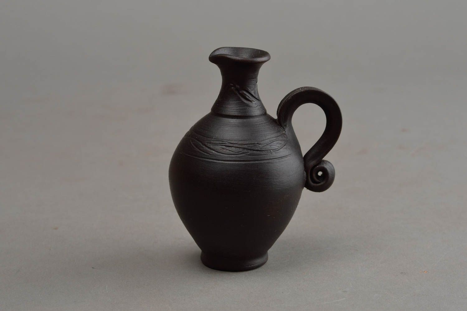 Dunkle kleine originelle dekorative Vase aus Ton künstlerische Handarbeit foto 2
