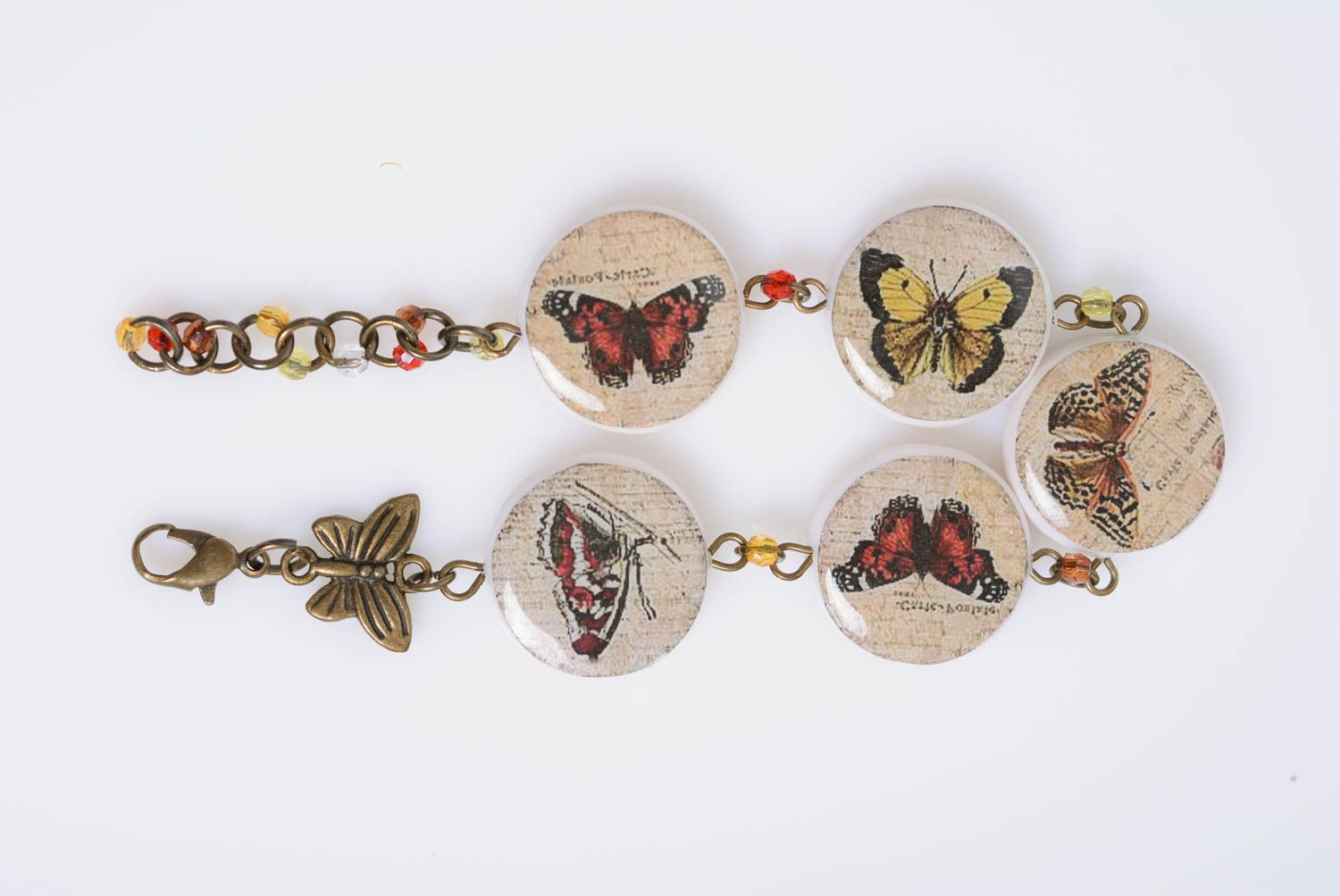Pulseras de arcilla polimérica artesanal clara con mariposas en cadenita foto 3