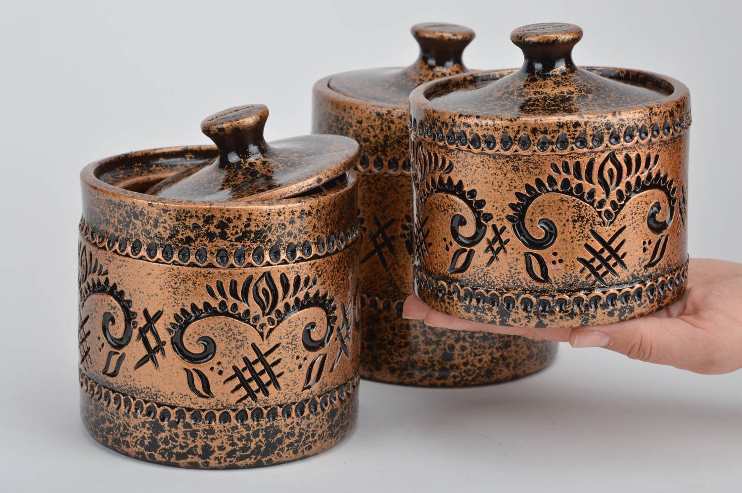 Trois petits pots de cuisine en terre cuite faits main avec couvercles à épices photo 3