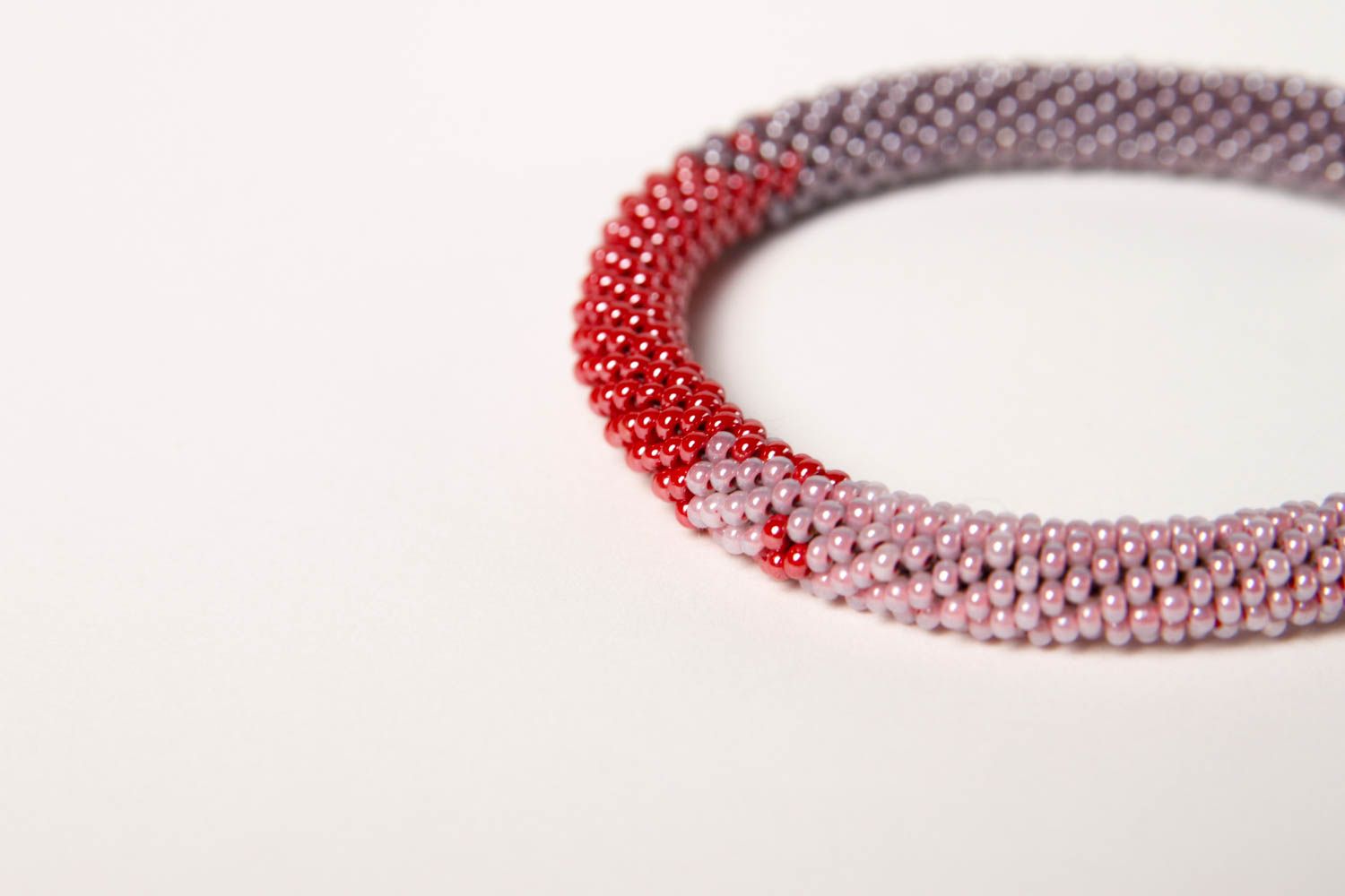 Grau rotes Glasperlen Armband handmade Designer Schmuck Frauen Accessoire eng foto 5