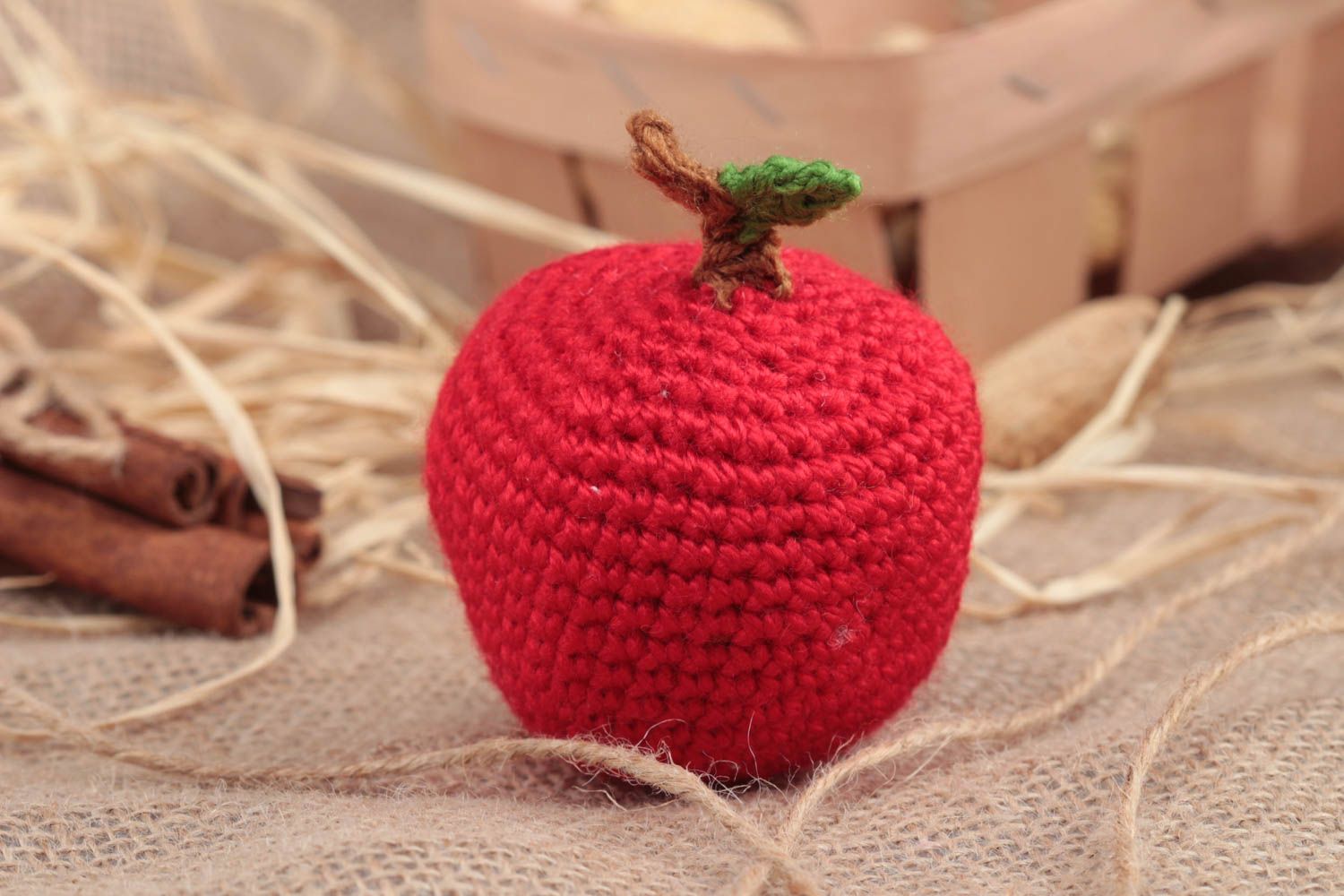 Мягкая игрушка вязаный фрукт в виде яблока ручной работы красная оригинальная  фото 1