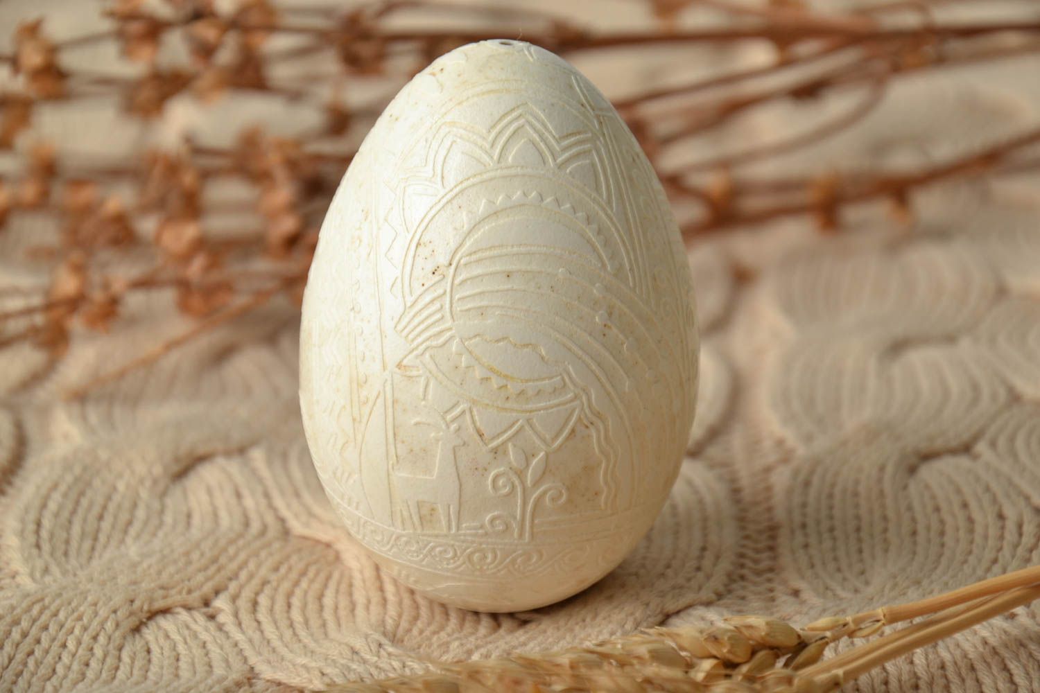 Oeuf de Pâques peint de cire avec ornement original blanc fait main décoratif  photo 1