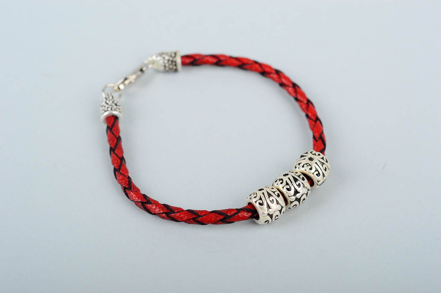 Красный кожаный браслет ручной работы украшение из кожи металла браслет на руку фото 1
