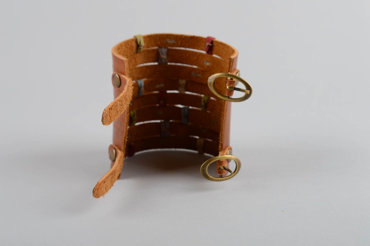 Широкий коричневый кожаный браслет с заклепками авторский красивый ручной работы фото 5