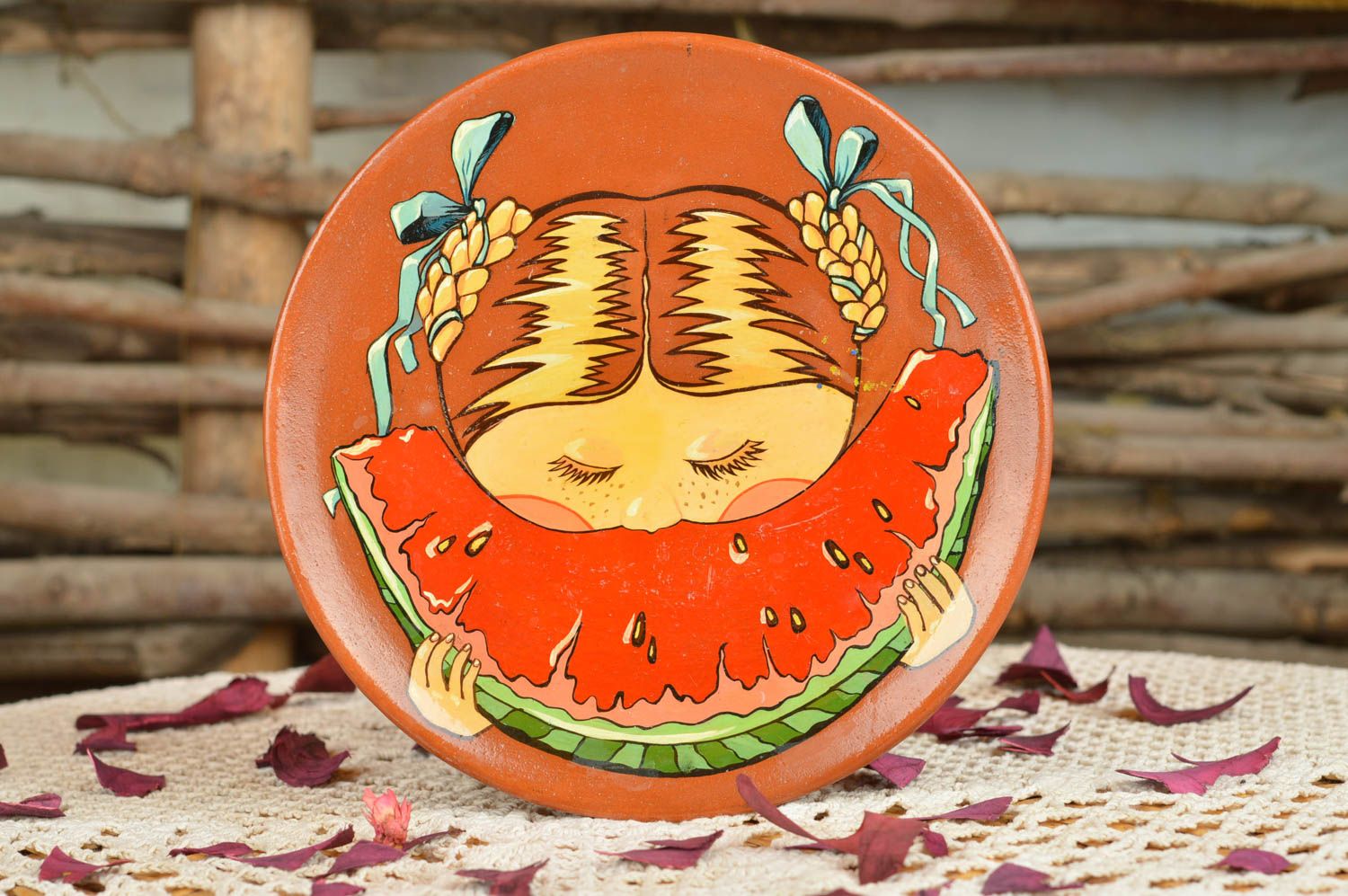 Керамическая тарелка декоративная расписанная глазурью хэнд мэйд Девочка и арбуз фото 1