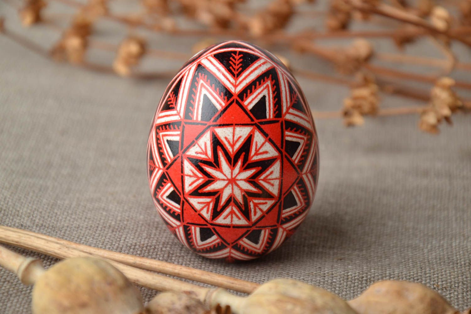 Oeuf de Pâques peint rouge fait main décoratif avec ornements traditionnels photo 1