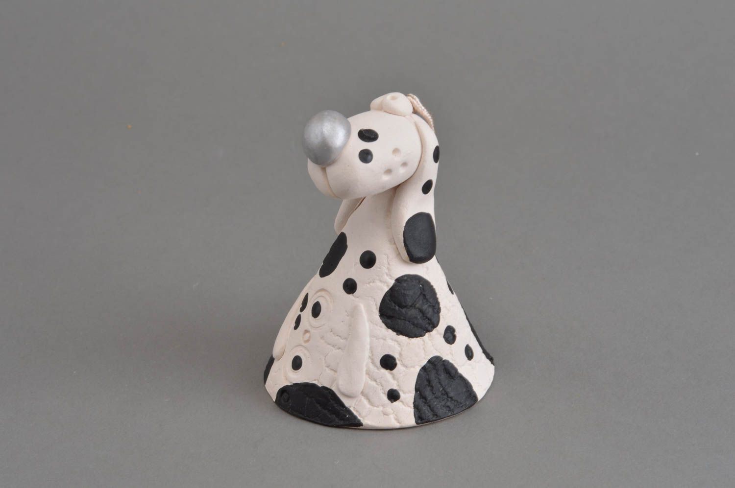 Сувенирный глиняный колокольчик ручной работы с росписью Собака черно белая фото 3
