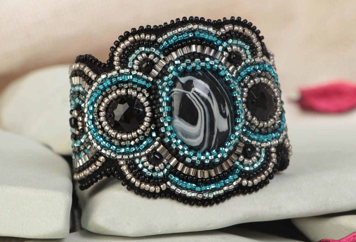Schwarzes besticktes handmade Armband aus Glasperlen mit Plastikverschluss foto 1