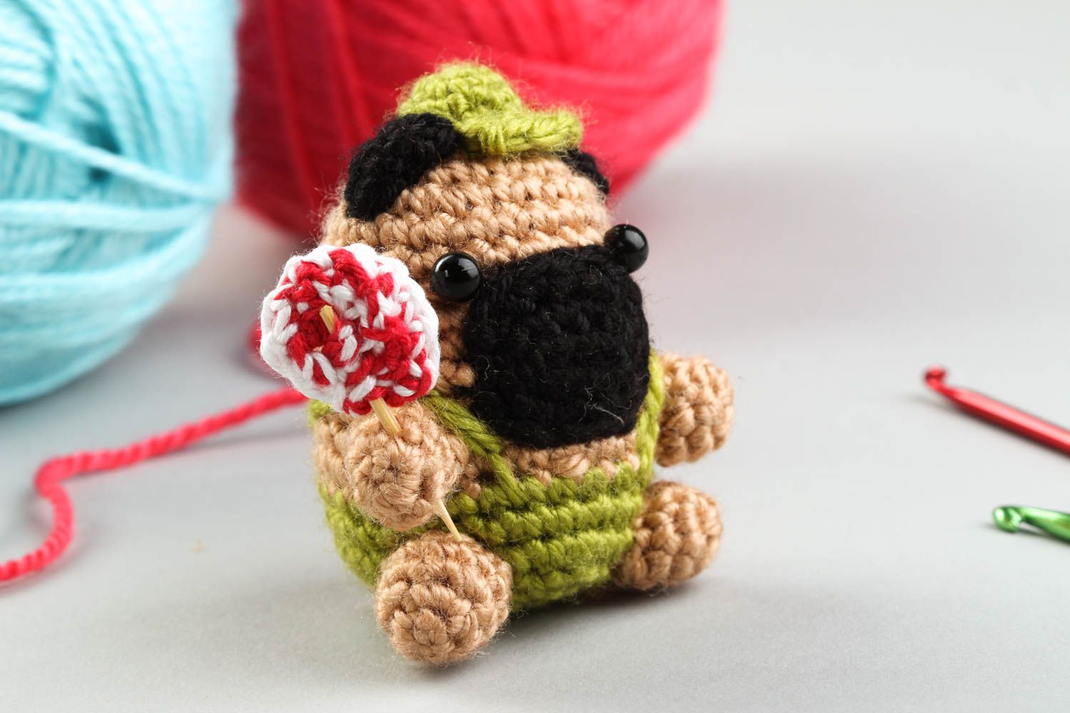 Jouet carlin Peluche faite main chien miniature tricoté design Cadeau enfant photo 1