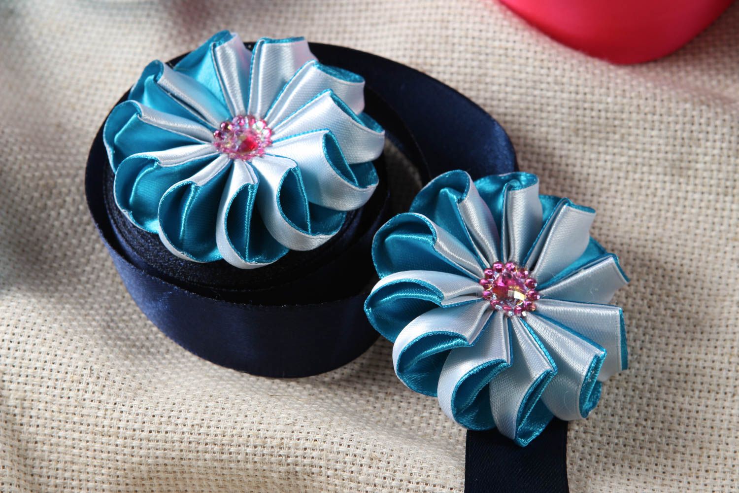 Componentes de bisutería hechos a mano regalo original flores de cintas azules foto 1