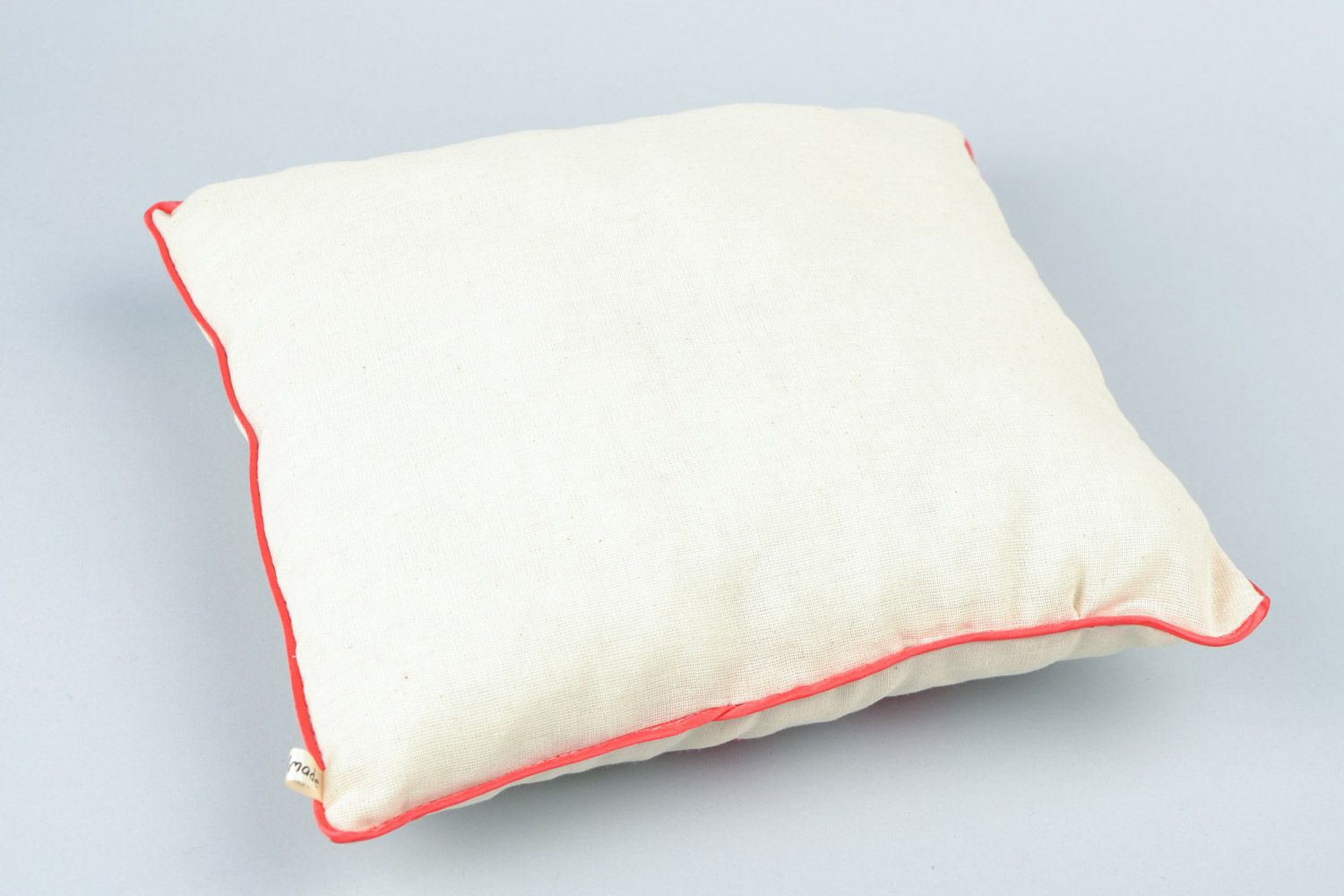 Диванная подушка ручной работы свтелая с аппликацией в виде красного кота фото 5