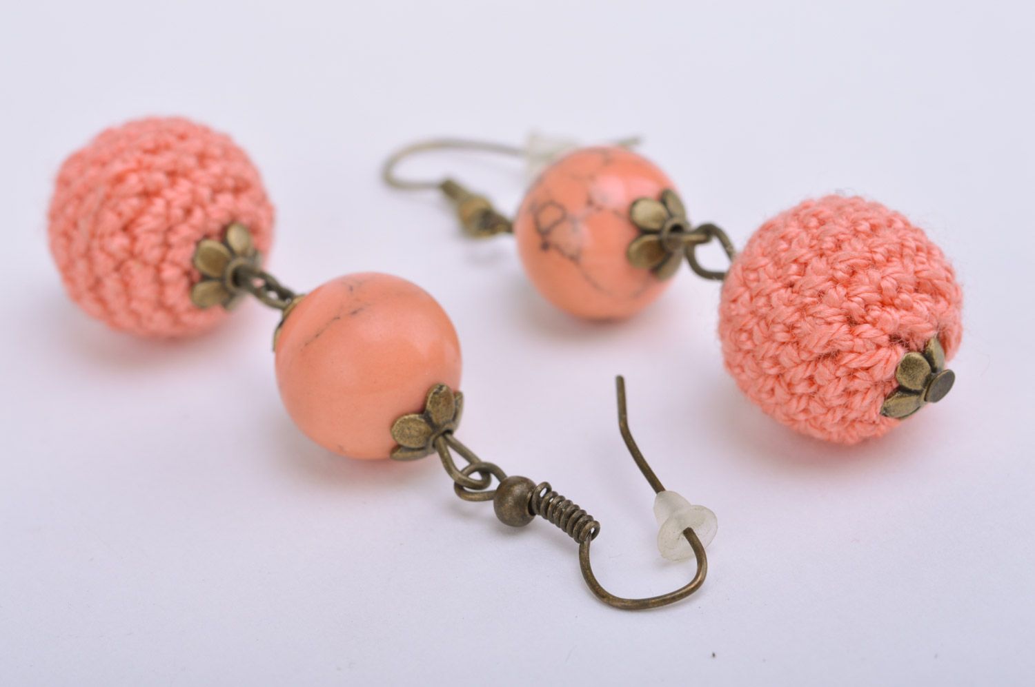 Серьги из бусин обвязанных нитками персиковые ручной работы женские с подвесками фото 5