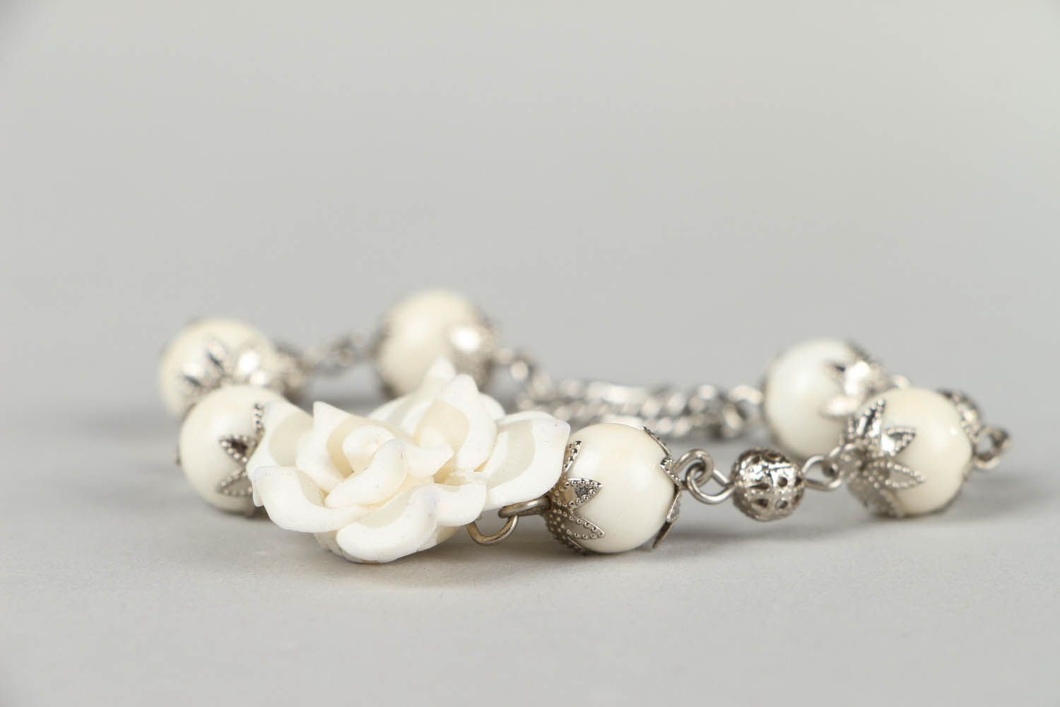 Bracelet fait main avec une fleur blanche photo 3