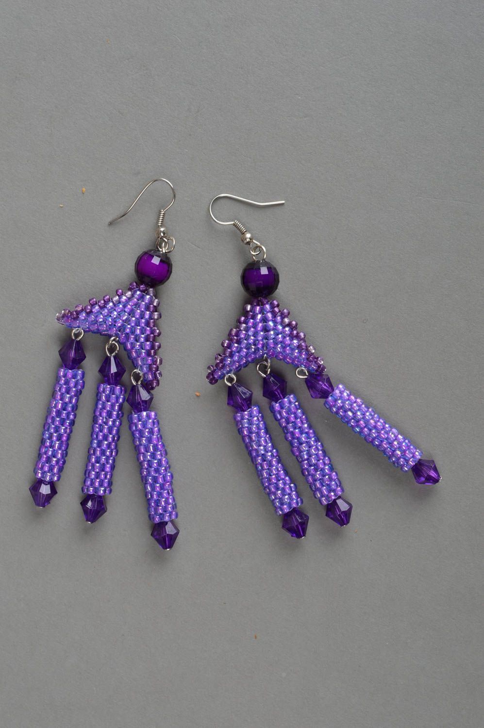 Фиолетовые серьги из бисера с бусинами ручной работы в виде подвесок красивые фото 2