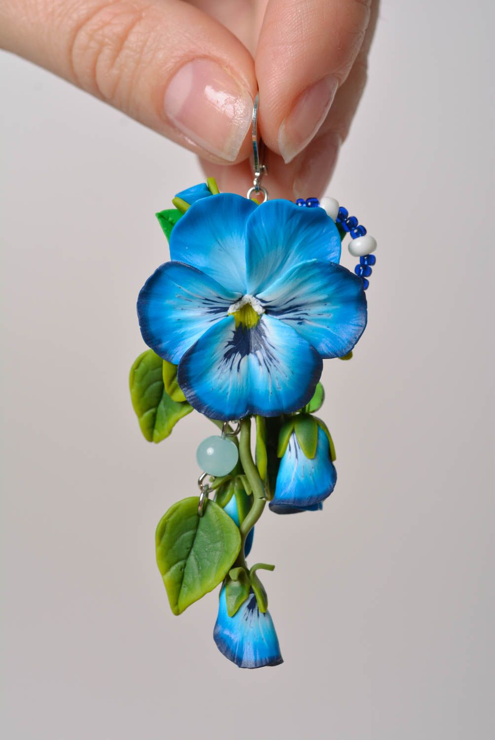 Longues boucles d'oreilles fleurs bleues en pâte polymère faites main originales photo 2