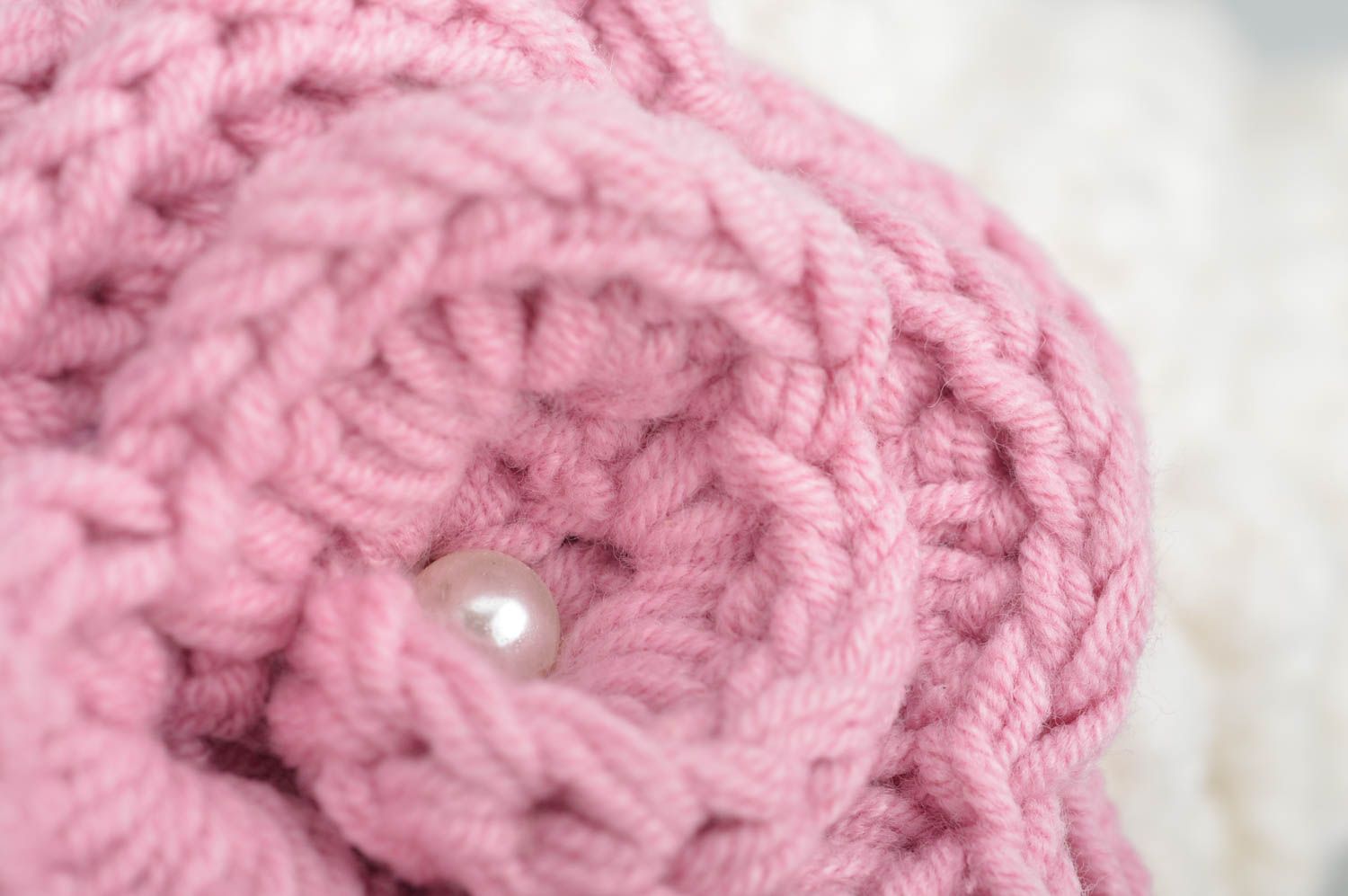 Вязаная шапка для девочки крючком белая с розовым красивая теплая ручной работы фото 4