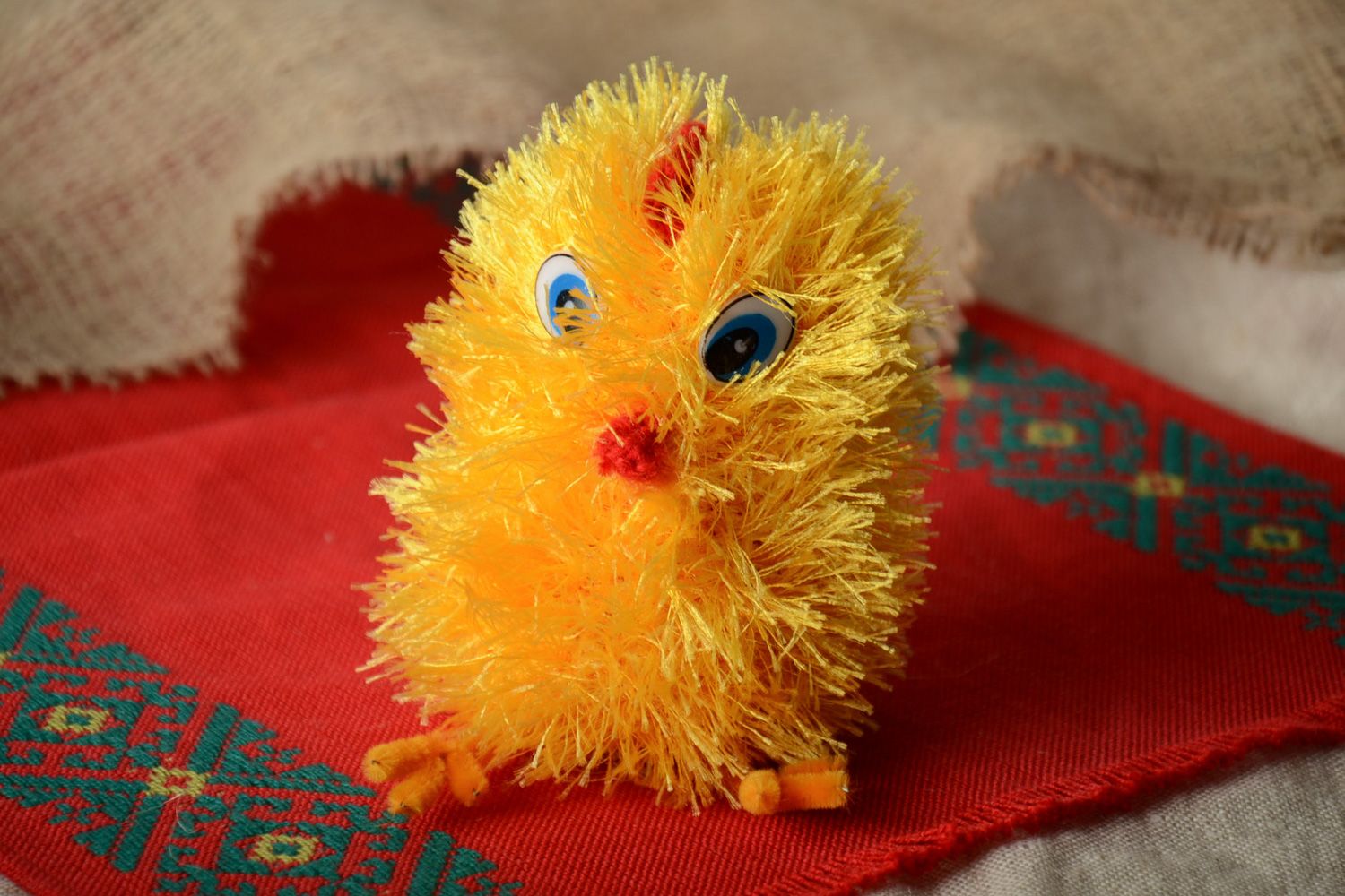 Авторская игрушка для интерьера в виде цыпленка фото 1