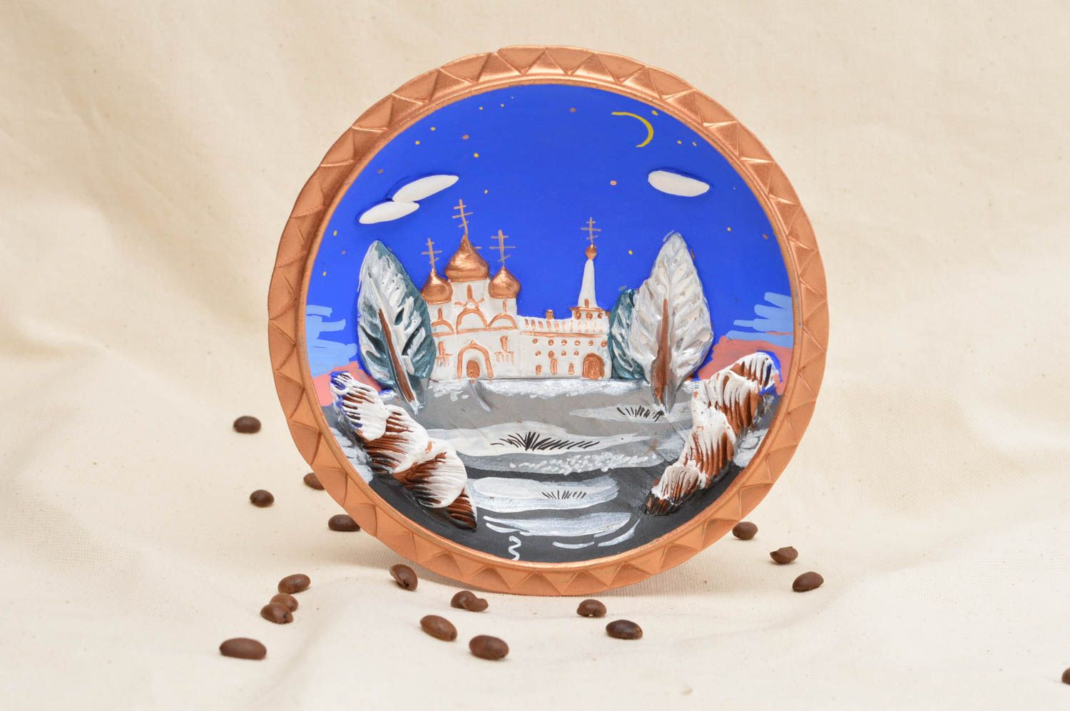 Assiette décorative en céramique ronde peinte multicolore faite main Hiver photo 1